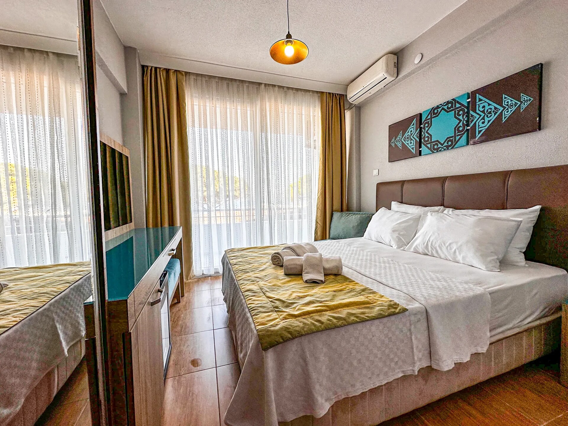 Grand Avşa Hotel çift kişilik oda — turkuaz panolu başlık ve balkon